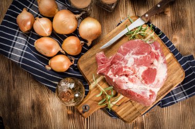 Bıçak ile kesme tahtası omzuna Çiğ domuz eti.