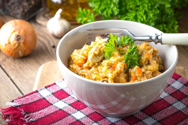 Risotto Med Grönsaker Ett Träbord — Stockfoto