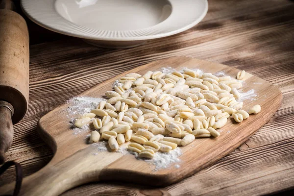 Pastas Cavatelli Sobre Tabla Cortar Madera Cocina Italiana — Foto de Stock