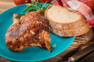 Mavi bir tabak kızarmış tavuk parçaları.