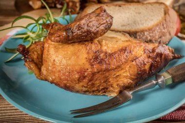 Mavi bir tabak kızarmış tavuk parçaları.