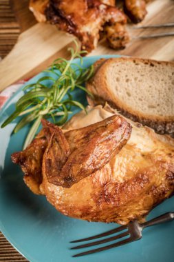 Mavi bir tabak kızarmış tavuk parçaları.