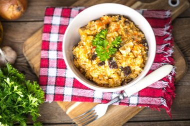 ahşap bir masa üzerine sebzeli risotto.