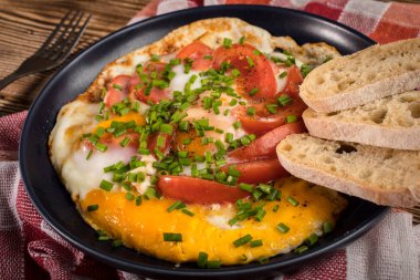 Tahta masada domatesli ev yapımı kızarmış yumurta..