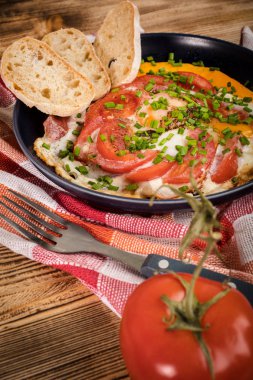 Tahta masada domatesli ev yapımı kızarmış yumurta..