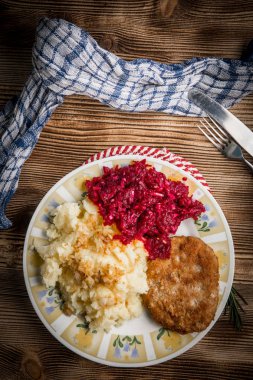 Lezzetli yemek: Domuz pirzola kıyma ile haşlanmış patates ve kırmızı pancar ile servis edilir.