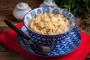 Mavi bir kase erişte ile mantar çorbası. Seçici odak.