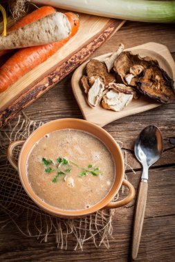 Ahşap bir masa üzerinde mantar çorbası. Seçici odak.