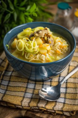 Geleneksel çorba, arpa ve tavuk var. 