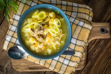 Geleneksel çorba, arpa ve tavuk var. 