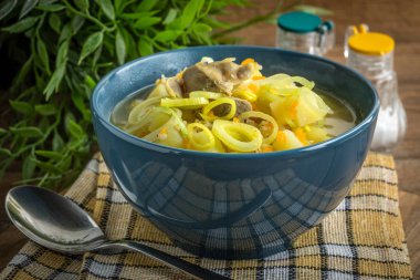 Geleneksel çorba, arpa ve tavuk var. 