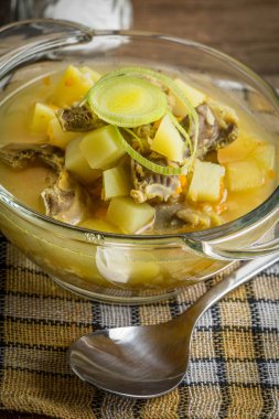 Geleneksel çorba, arpa ve tavuk var. 