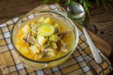 Geleneksel çorba, arpa ve tavuk var. 