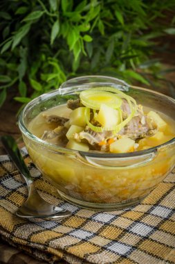 Geleneksel çorba, arpa ve tavuk var. 