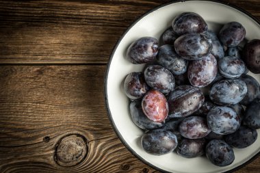 Bahçe Erik kase ahşap masa üzerinde. Metniniz için kopya alanı ile Üstten Görünüm.
