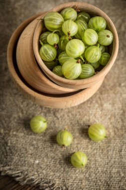 Bir ahşap kase taze bektaşi üzümü. Küçük alan derinliği.