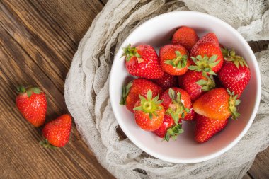 Kase taze çilek ile ev yapımı Bahçe. Üstten Görünüm.
