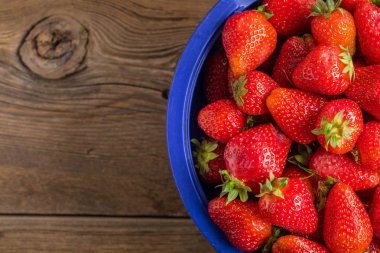 Bir kevgir içinde ev bahçesinden taze çilek. En iyi görünüm ve kopya alanı.