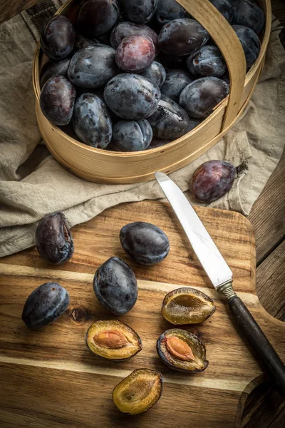Bahçe Erik sepeti ahşap tablo.