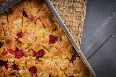 Ravent ve çilek ile ev yapımı pasta fırından yeni çıkmış. üstten görünüm;