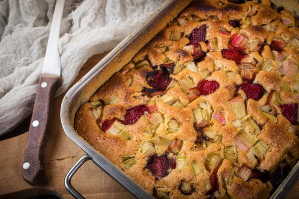 Ravent ve çilek ile taze pişmiş ev yapımı pasta. 