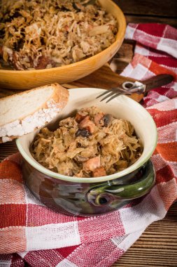 Bigos - etli lahana, kurutulmuş mantar ve füme sosis. Geleneksel Polonya mutfağı..