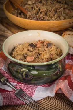 Bigos - etli lahana, kurutulmuş mantar ve füme sosis. Geleneksel Polonya mutfağı..
