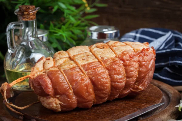 Taze bir kesme tahtası üzerinde jambon füme.