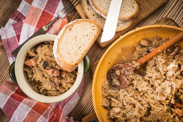 Bigos - etli lahana, kurutulmuş mantar ve füme sosis. Geleneksel Polonya mutfağı..