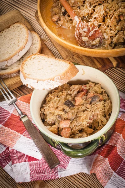 Bigos - etli lahana, kurutulmuş mantar ve füme sosis. Geleneksel Polonya mutfağı..