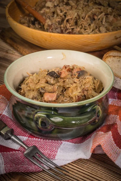 Bigos - etli lahana, kurutulmuş mantar ve füme sosis. Geleneksel Polonya mutfağı..