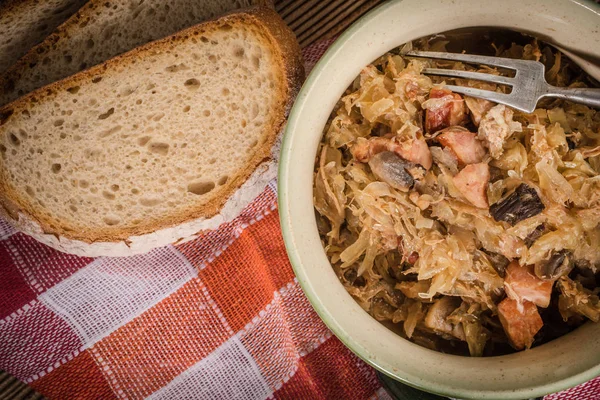 Bigos - etli lahana, kurutulmuş mantar ve füme sosis. Geleneksel Polonya mutfağı..