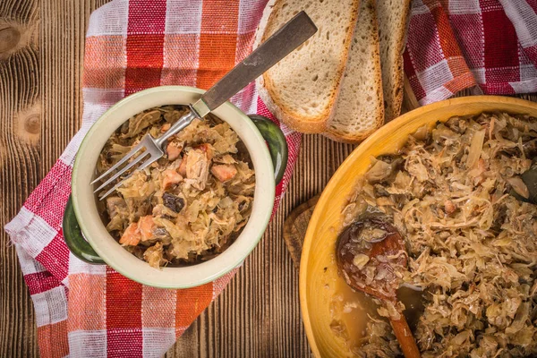 Bigos - etli lahana, kurutulmuş mantar ve füme sosis. Geleneksel Polonya mutfağı..