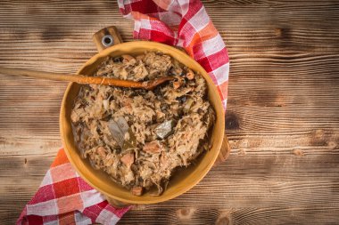 Bigos - etli lahana, kurutulmuş mantar ve füme sosis. Geleneksel Polonya mutfağı..