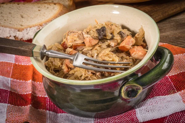 Bigos - etli lahana, kurutulmuş mantar ve füme sosis. Geleneksel Polonya mutfağı..