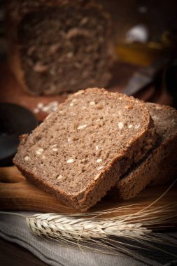 Kepekli ekmek Ayçiçeği tohumları ile. Karanlık ışık.