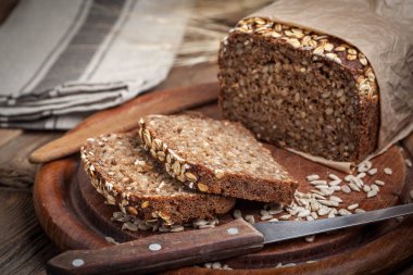 Bütün tahıl çavdar ekmeği tohumları ahşap oyun tahtası ile.