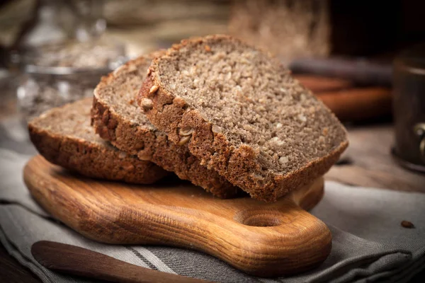 Kepekli ekmek Ayçiçeği tohumları ile. Karanlık ışık.
