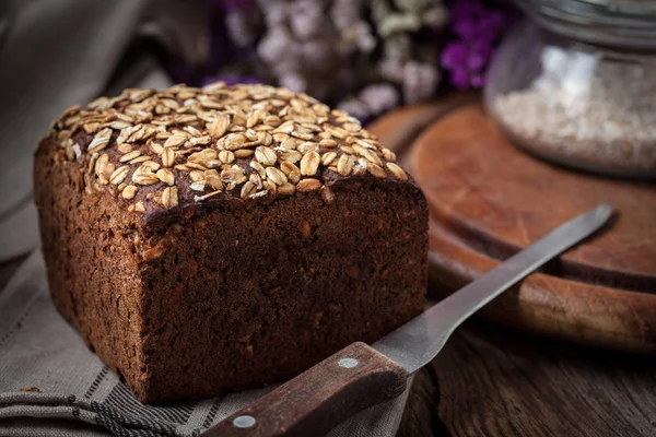 Bütün tahıl çavdar ekmeği tohumları ahşap oyun tahtası ile.