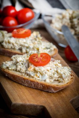 Ev yapımı uskumru balıklı ekmek dilimi..