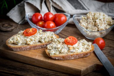 Ev yapımı uskumru balıklı ekmek dilimi..