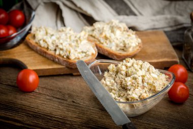 Ev yapımı uskumru balıklı ekmek dilimi..