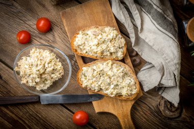 Ev yapımı uskumru balıklı ekmek dilimi..