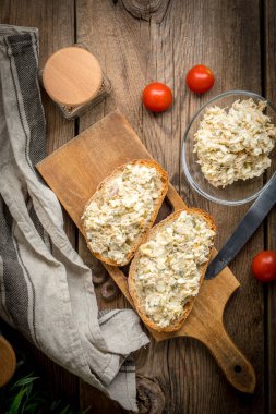 Ev yapımı uskumru balıklı ekmek dilimi..