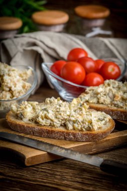 Ev yapımı uskumru balıklı ekmek dilimi..