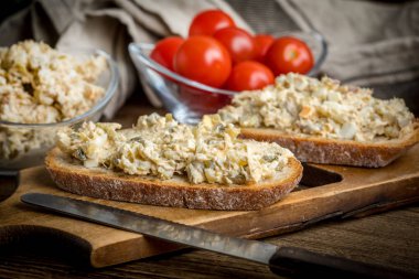 Ev yapımı uskumru balıklı ekmek dilimi..