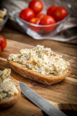 Ev yapımı uskumru balıklı ekmek dilimi..