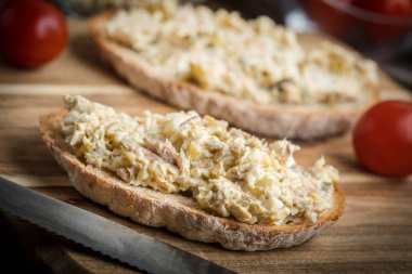 Ev yapımı uskumru balıklı ekmek dilimi..