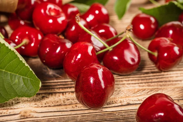 Frische Süßkirschen Auf Einem Hölzernen Hintergrund — Stockfoto