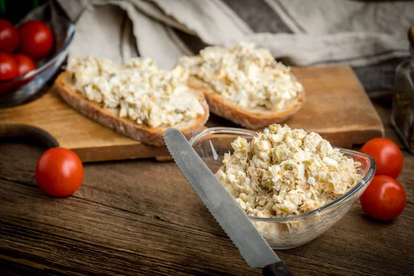 Ev yapımı uskumru balıklı ekmek dilimi..